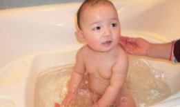婴儿洗澡视频,温馨互动，快乐成长